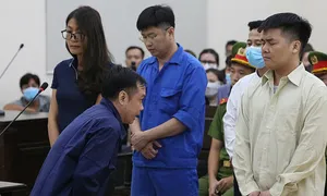 Chủ quán karaoke An Phú gập đầu xin lỗi gia đình 32 nạn nhân
